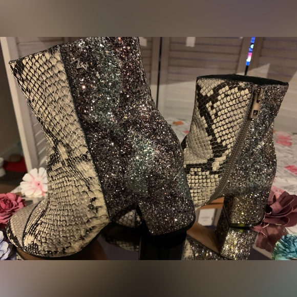 GUC!😍😍😍

Zadig & Voltaire
Animal Print Glitter Accents Boots. - Picture 1 of 14
